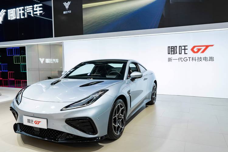 重庆1哪吒汽车在智能汽车领域的表现，领途汽车在新能源汽车市场中的影响力